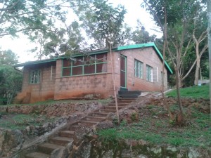 Unser Haus, vom Weg aus.