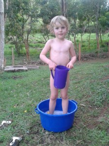 Frida beim Freiluftduschen