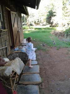 Frida beim Hühnerfüttern