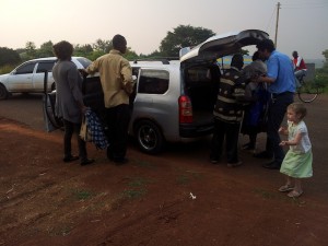 Private Car - ein kleines Taxi. Immerhin saßen wir mit acht Erwachsenen, vier Kindern, dem Fahrer und Gepäck in diesem Wagen...