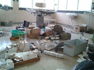 Der kleine OP während des aufräumens