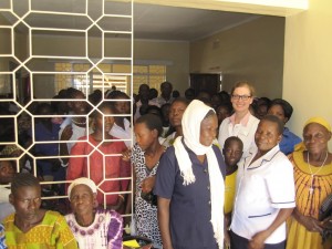 Großer Ansturm beim 1.Screening, im Hintergrund Bischof Normann
