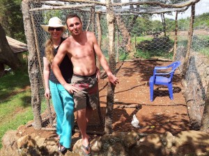 Fertig! Mit selbstgebastelter Tür undDach gegen die Affenbande