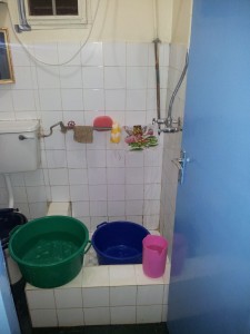 "Dusche" mit Schöpfkanne. Das aufgefangene Wasser kann gleich zum Spülen der Toilette benutzt werden!