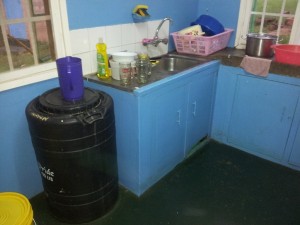 Wassertank in der Küche zum Spülen