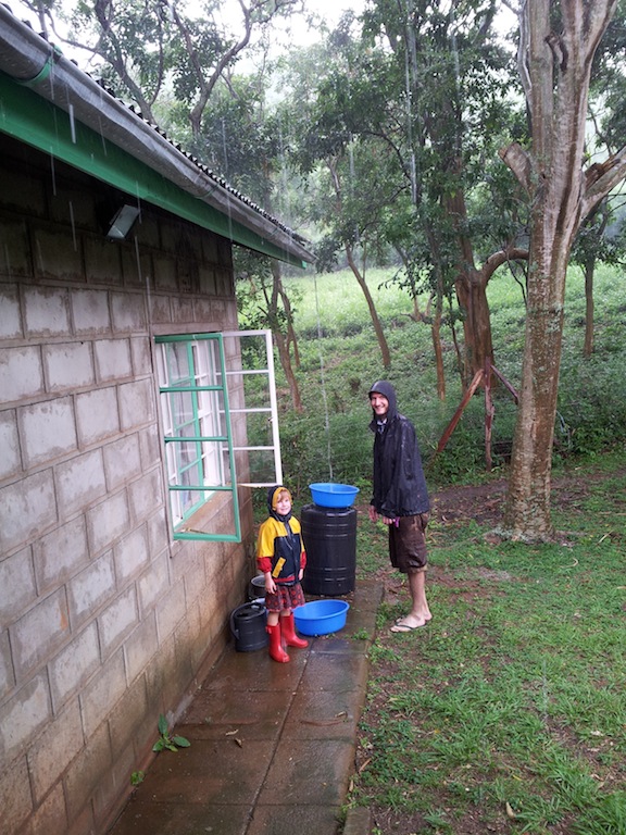Jan und Frida beim Sammeln von Regenwasser vor einigen Wochen