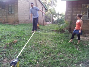 Kaum ist Nicole da, wird unsere Slackline aufgebaut - die jetzt ein halbes Jahr im Schrank gelegen hatte ;)