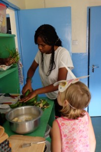 Hier werden Kochbananen geschält!