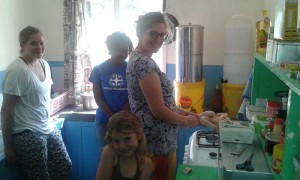 Sarah, Mercy, Martina und Frida mit dem Abendessen